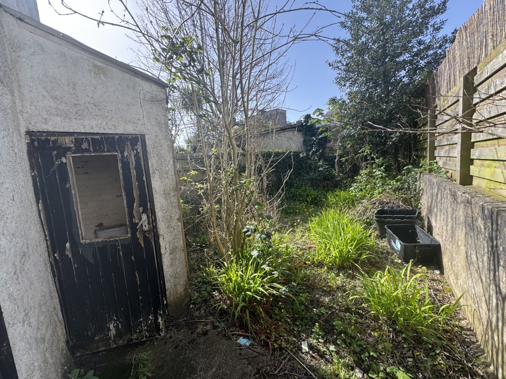 Lot: 64 - MIXED USE OPPORTUNITY IN NEED OF IMPROVEMENT IN A POPULAR AREA - Rear garden